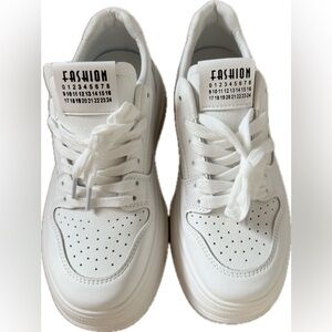 Fashion Sneakers shoes for Women.